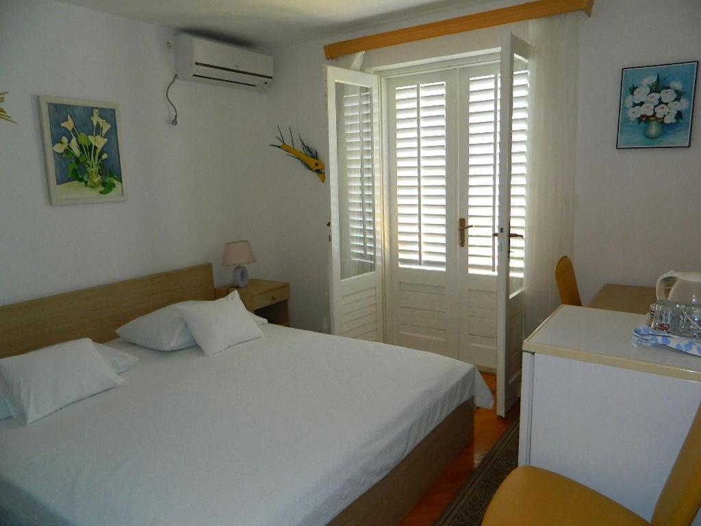 Apartments And Rooms Darinka Vrboska Exterior foto