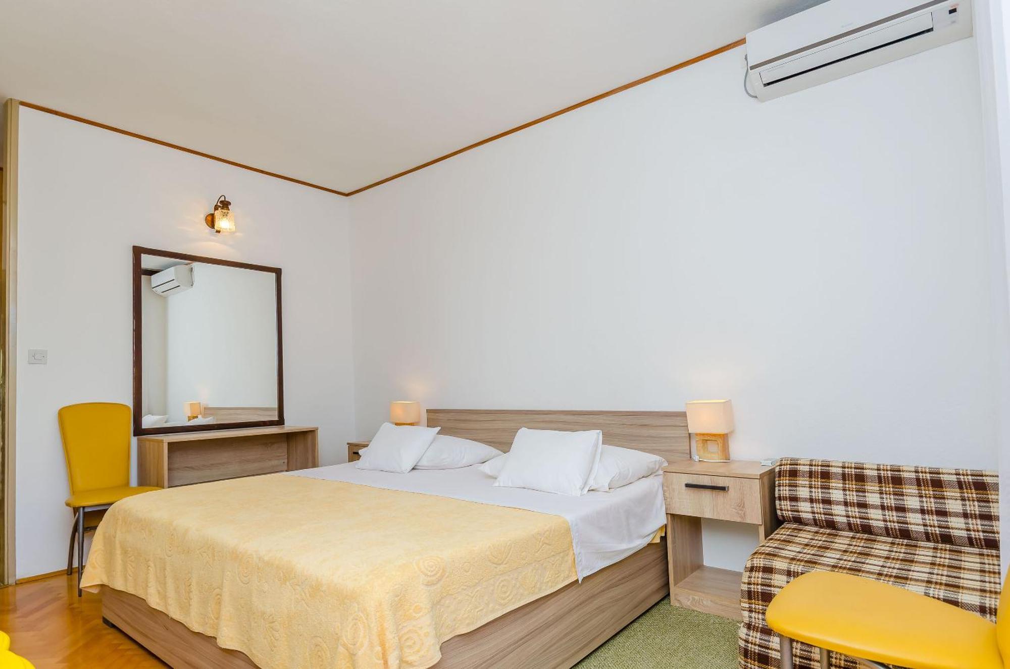 Apartments And Rooms Darinka Vrboska Exterior foto